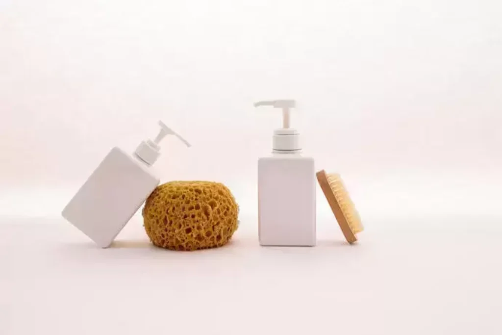 Dois Shampoos e fundo claro