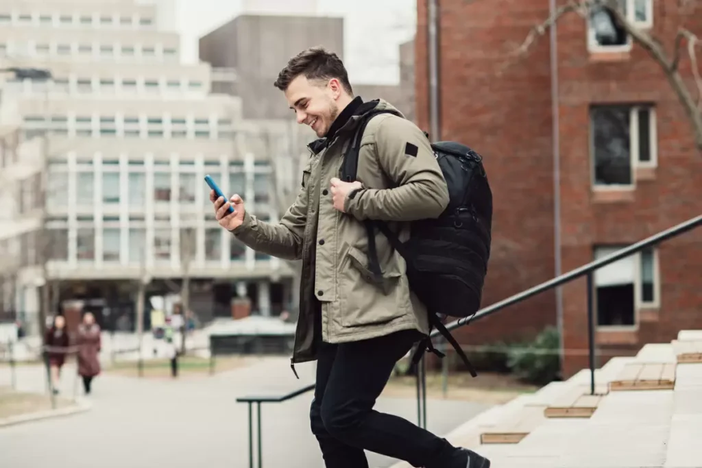 Homem com mochila