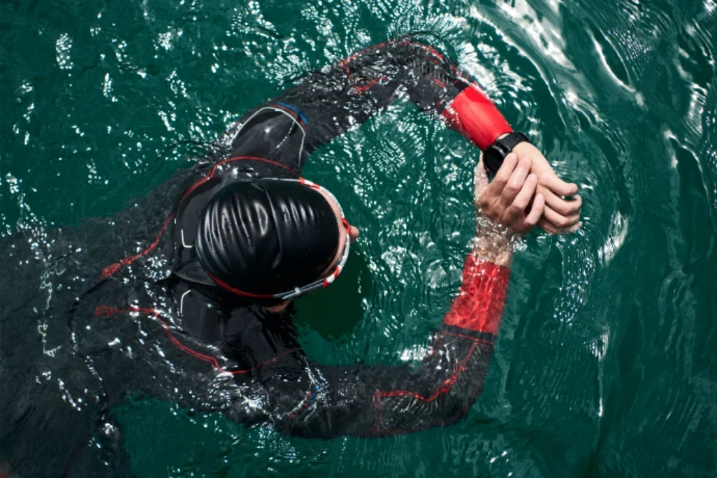 Pessoa na piscina e com smartwatch