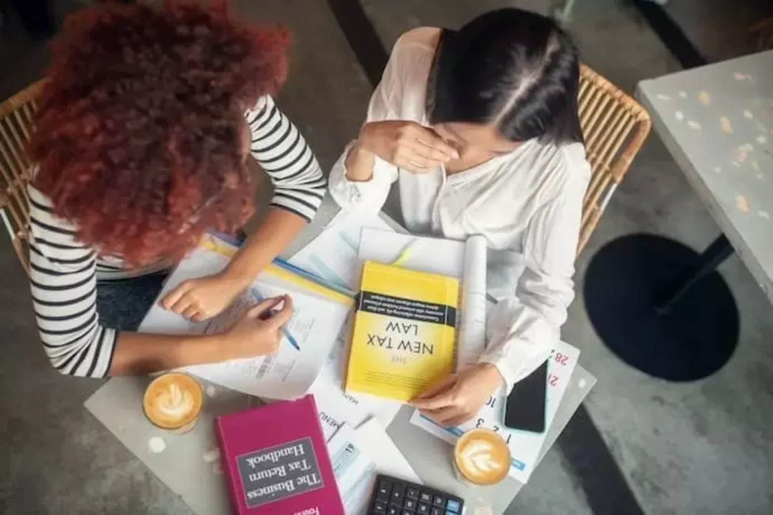 Pessoas lendo livros.