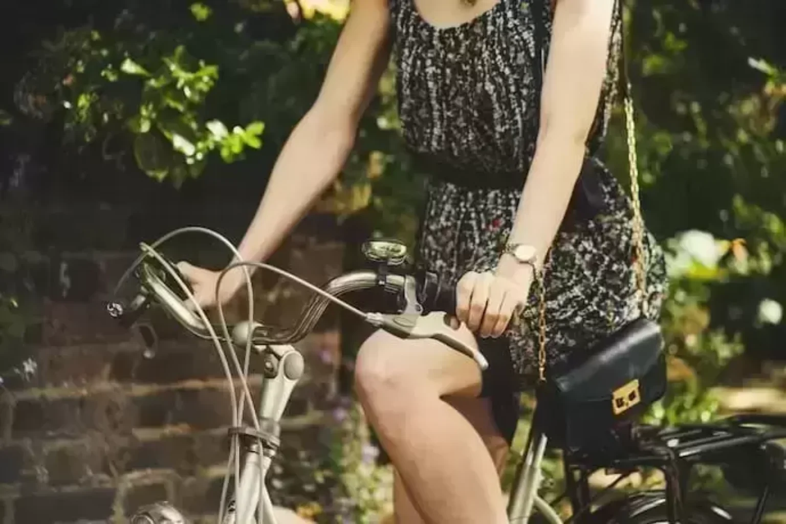 Mulher andando em bicicleta.