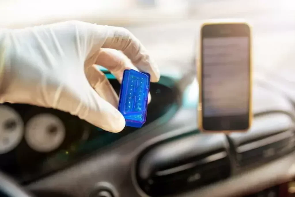 scanner automotivo azul na mão de alguém