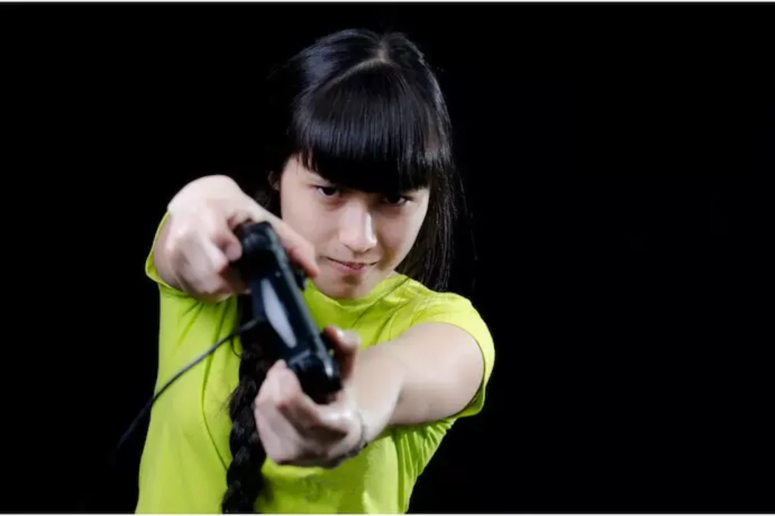 Mulher com controle de videogame.