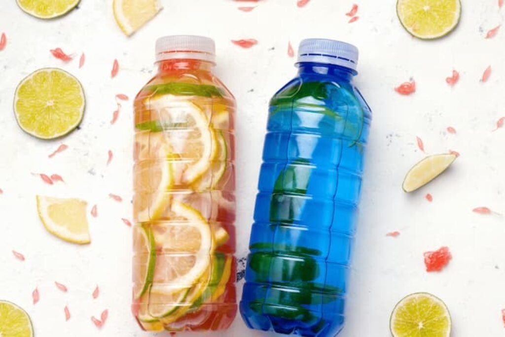 Dois isotônicos com frutas