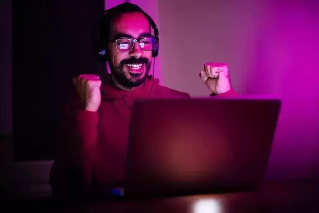 Homem jogando no notebook.