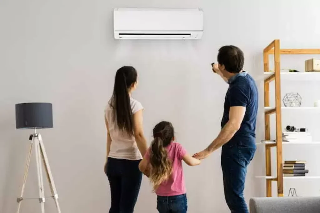 Pessoas dentro de casa.