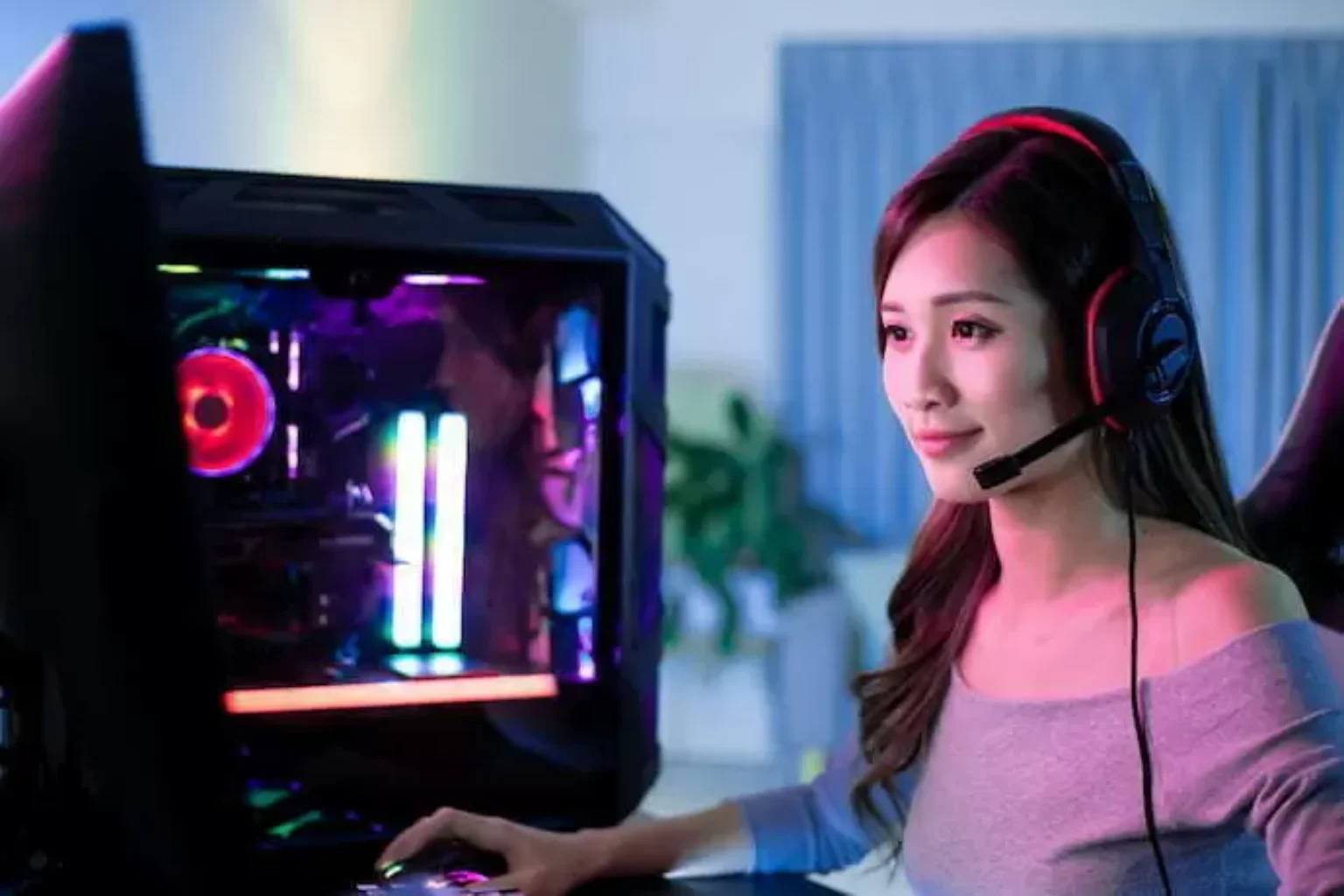 Mulher jogando no PC.