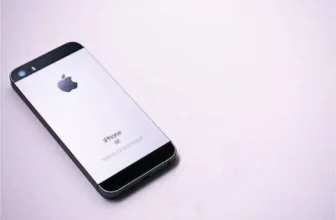 iPhone branco.