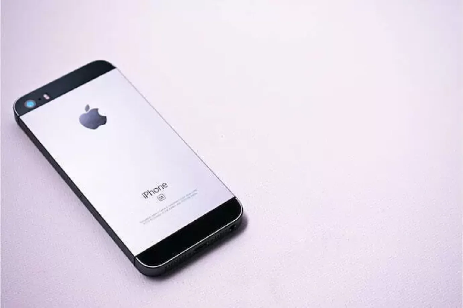 iPhone branco.